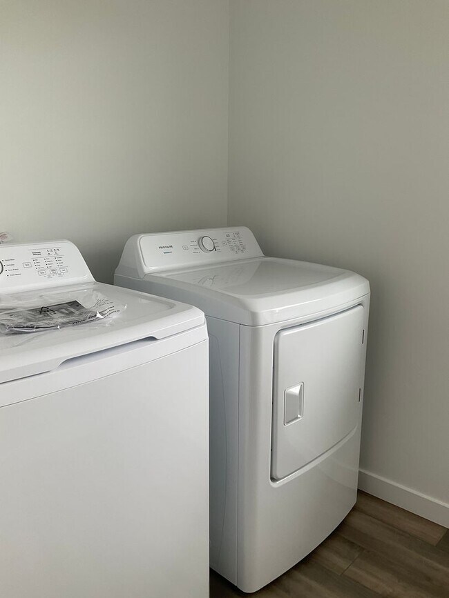 Building Photo - Enjoy this New home in Eagle Ridge!