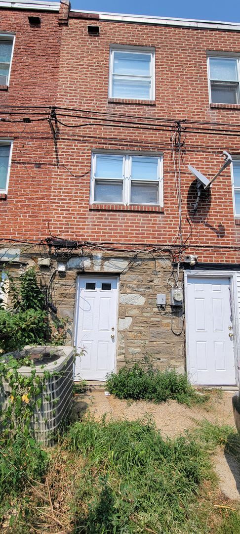 Building Photo - 2152 Fanshawe St