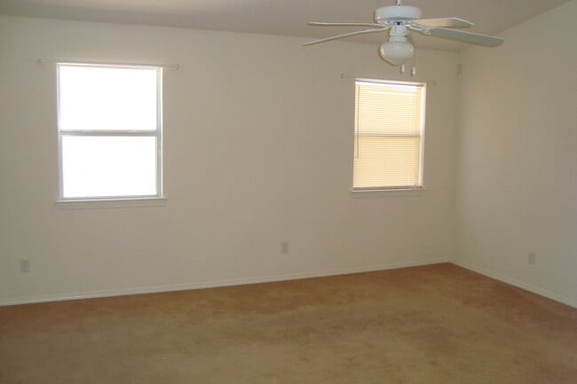 Building Photo - Northeast El Paso 3 Bed Refrig A/C