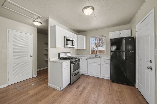 Building Photo - *2 Bedroom Detached Garage, Large Lot Updated and Clean**