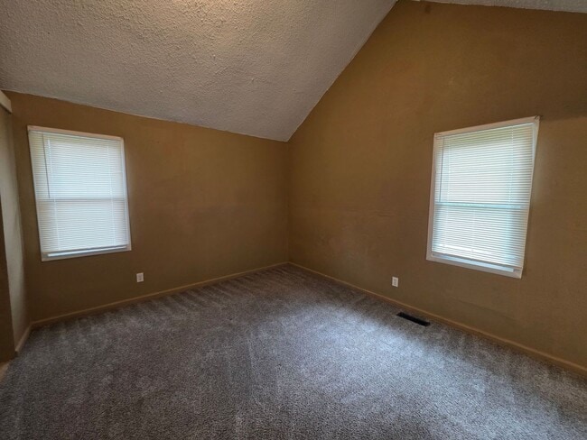 Building Photo - 3 Bedroom Home Near Zoo & Parks!