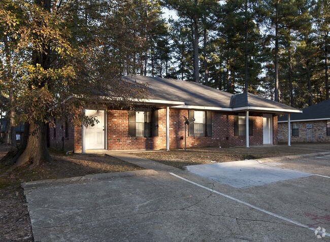 Building Photo - Grand Oaks