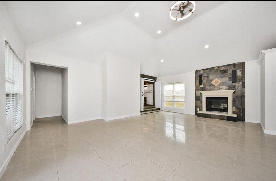 Building Photo - 15719 Baytree Dr