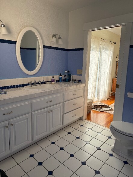 Building Photo - 588 S 15th St