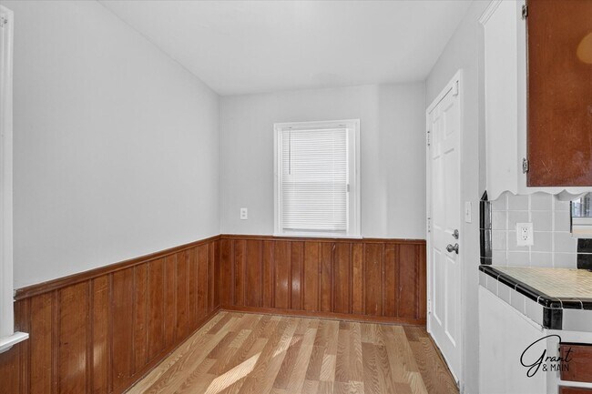 Building Photo - $1300 3 bedrooms