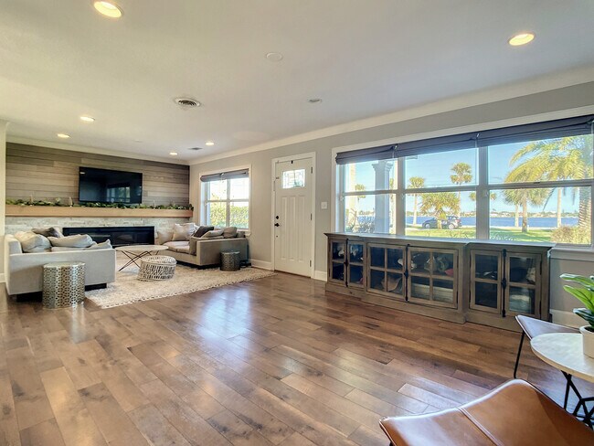 Building Photo - 762 S Beach St