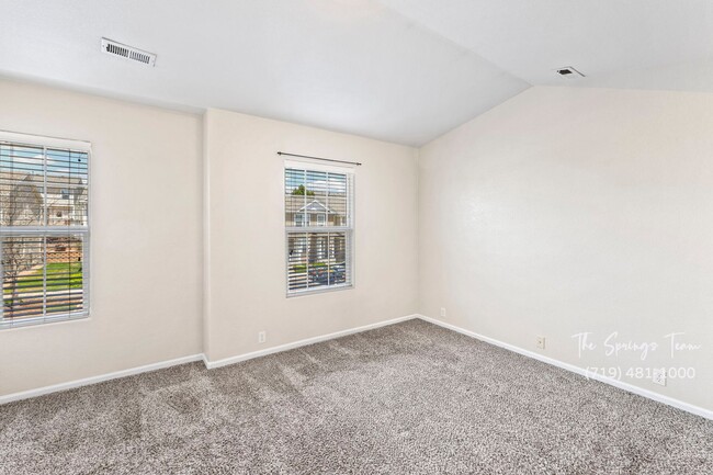 Building Photo - Charming 2-Bedroom Townhome in Central Col...