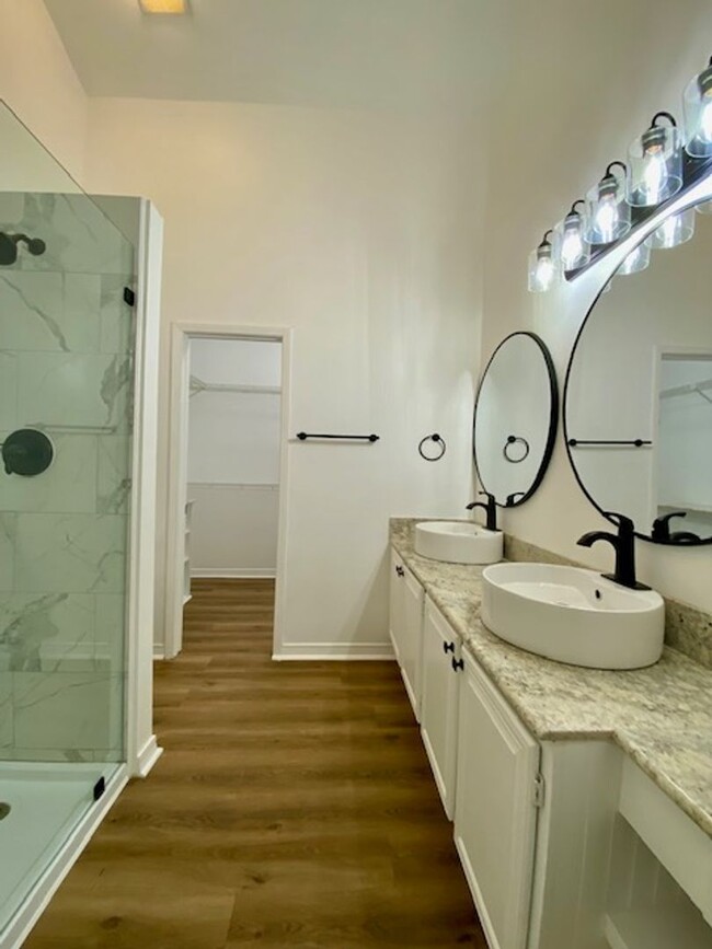 Building Photo - 2 Bedroom 2.5 Bath Condo in Ellerbe Woods!