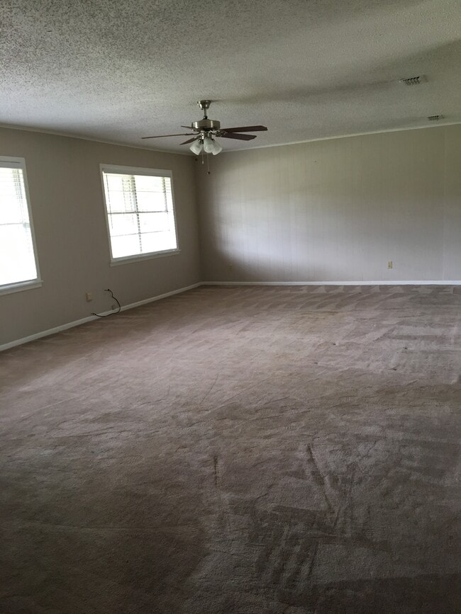Super big living room - 3718 Bann Ave