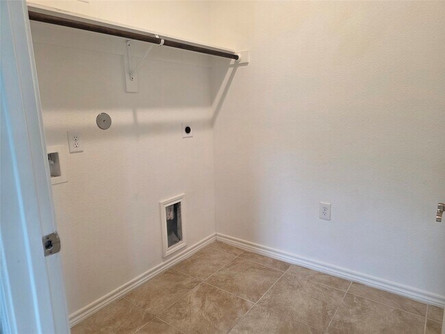 Building Photo - 6102 White Oak Dr