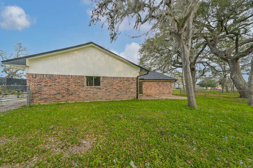 Building Photo - 202 Lakewood Dr