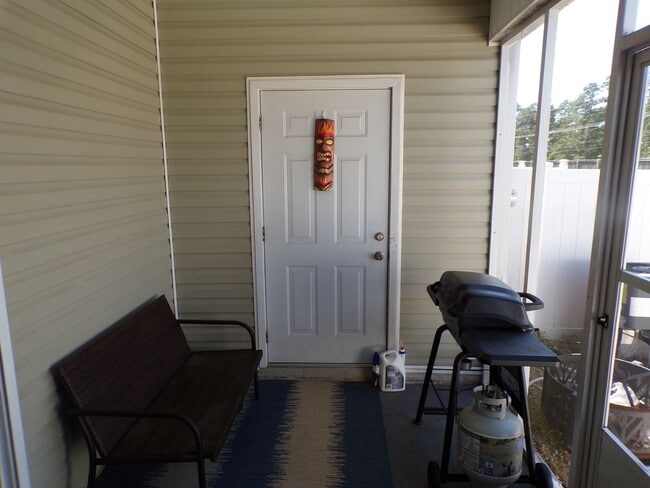 Building Photo - Two Bedroom Two and half Bathrooms Townhome!