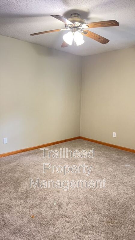 Building Photo - 401 SW Stoney Brook Ln