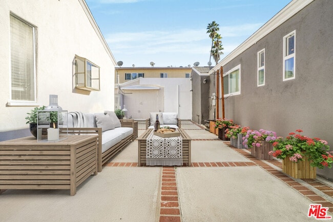 Building Photo - 10226 Regent St