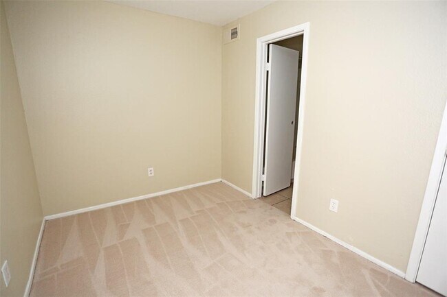 Building Photo - 8646 Village of Fondren