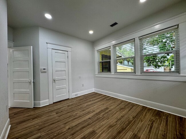 Building Photo - 409 S Willow Ave