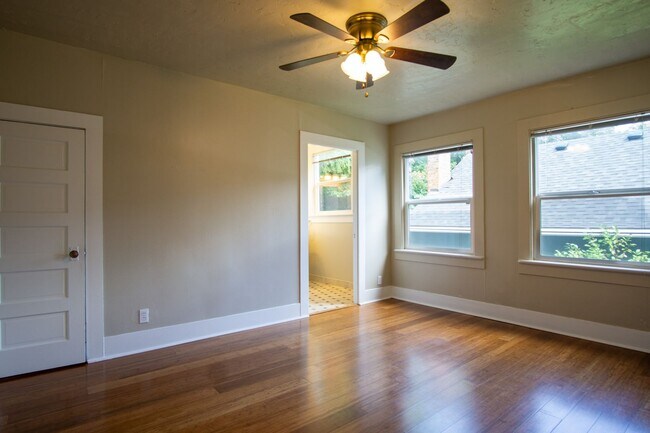 Building Photo - John's Landing 2nd Floor 1Bdr w/Hardwoods,...