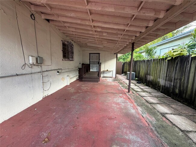 Building Photo - 6318 SW 27th St