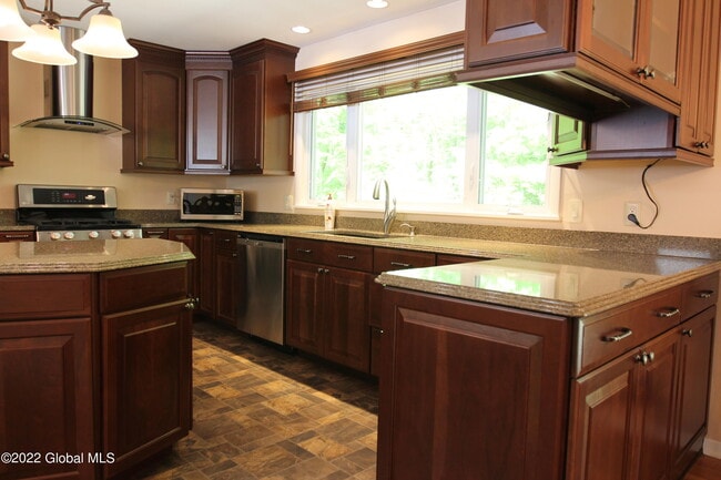 Building Photo - 73 Birchwood Ln