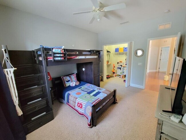 Building Photo - Fully Renovated Large 3 Bed 2.5 Bath 2 Car Garage Townhouse in Perfect Location