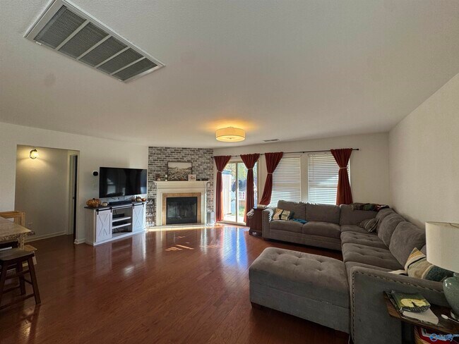 Building Photo - 709 Oak Cove Ln NW