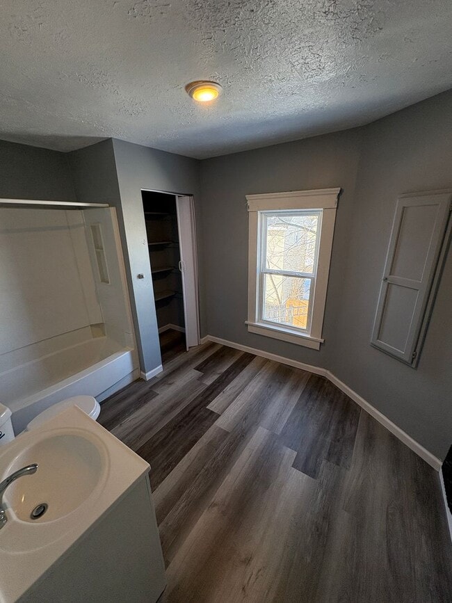 Building Photo - Move-In Ready 5-Bedroom Home in Prime Barberton Location