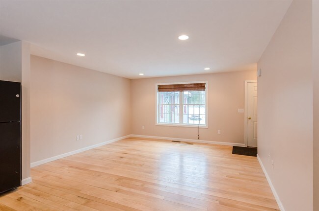 Building Photo - 60 Russell Hill Rd