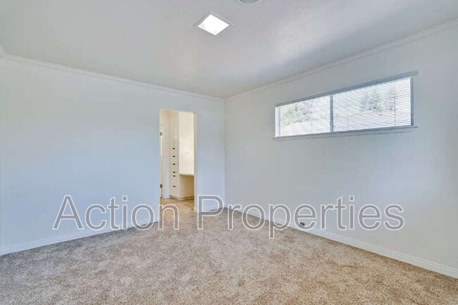 Building Photo - 306 N Clark Ave