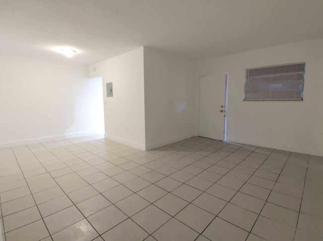 Building Photo - Your Dream Apartment Awaits in Hialeah