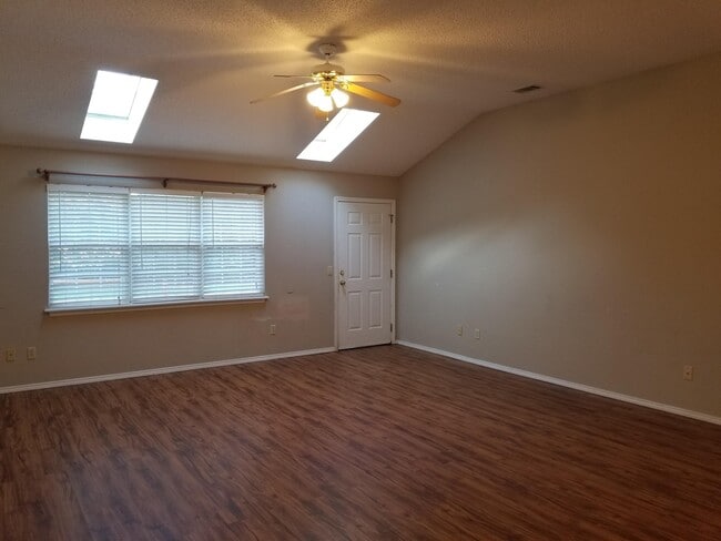 Building Photo - 18 Fairbrook Ln