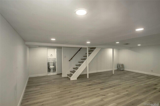Building Photo - 83 Knickerbocker Rd E