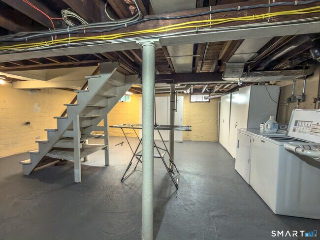 Building Photo - 65 Buell St