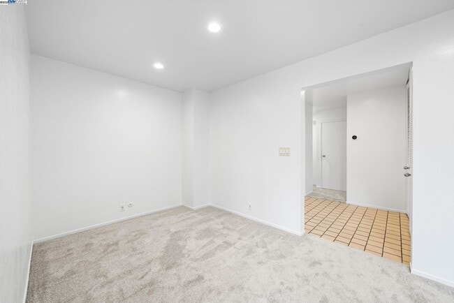 Building Photo - 695 Mariposa Ave