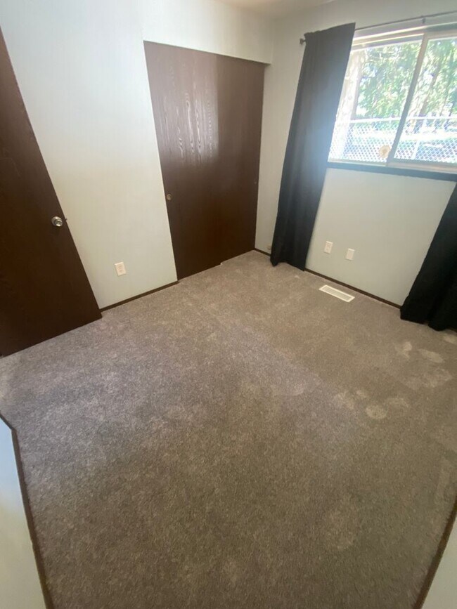 Building Photo - 3 Bed Room 1.75 Bath , New Floor Covering , New Interior Paint
