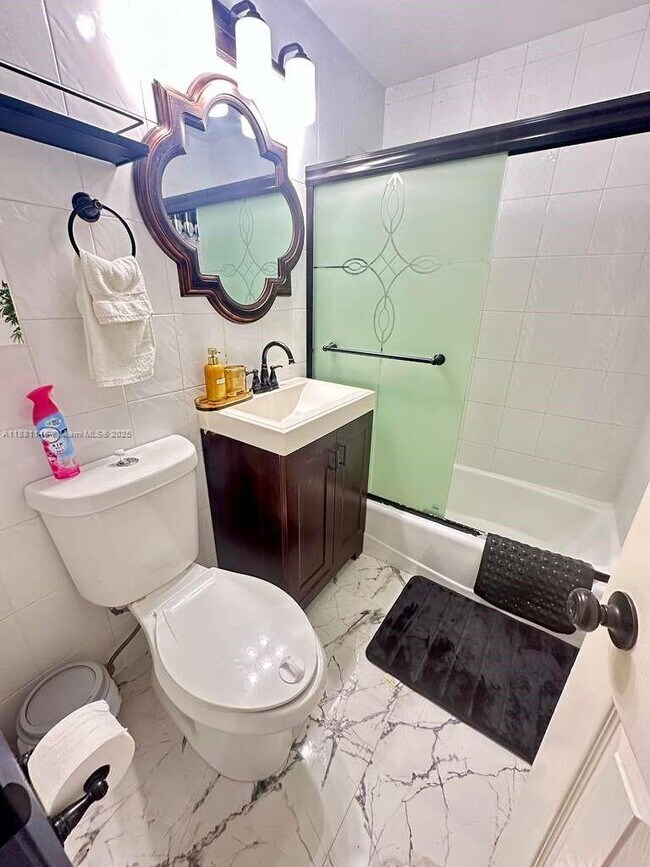 Building Photo - 935 SW 11th Ave