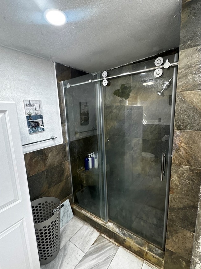 Building Photo - 908 NE Bronstad Dr