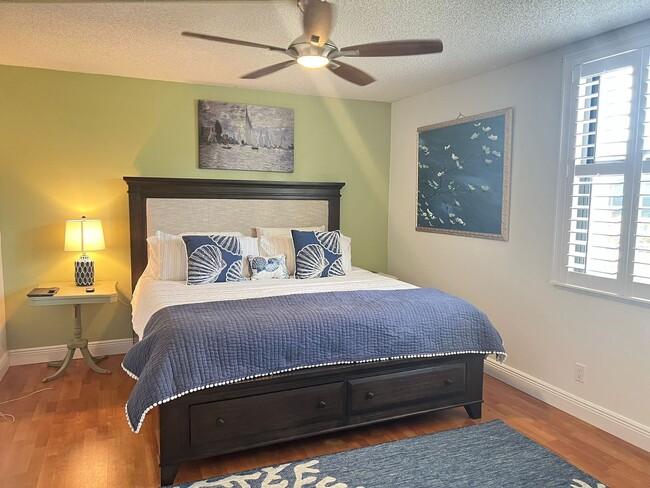 Building Photo - Furnished 2 bedroom 2 Bath condo in a Wond...