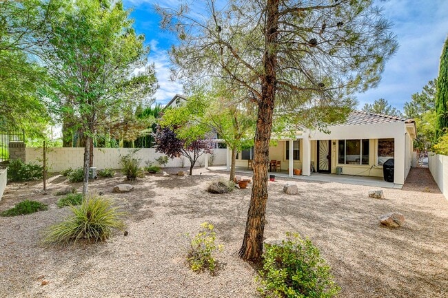Building Photo - Popular Seven Hills Area, 1-Story, Complet...