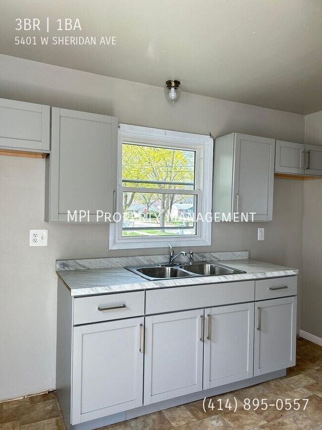 Building Photo - 5401 W Sheridan Ave