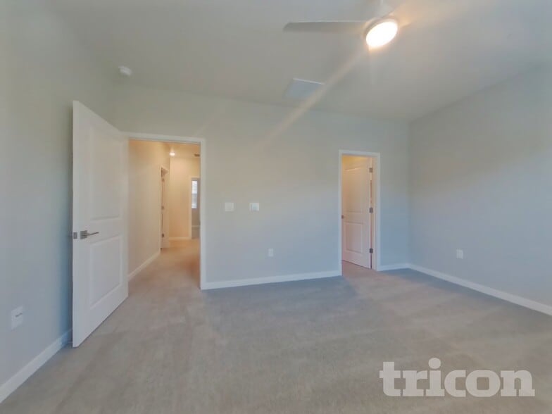 Building Photo - 6 Adella Pl