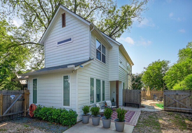 Primary Photo - 1130 Gunter St