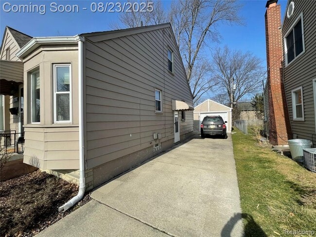 Building Photo - 1610 Eaton Rd