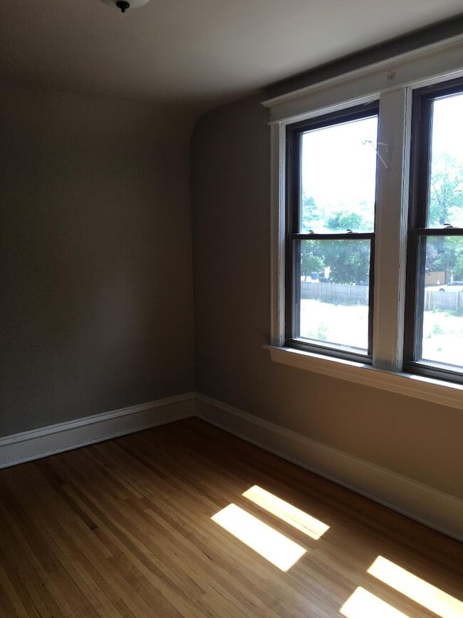 Building Photo - 7228 N Rogers Ave