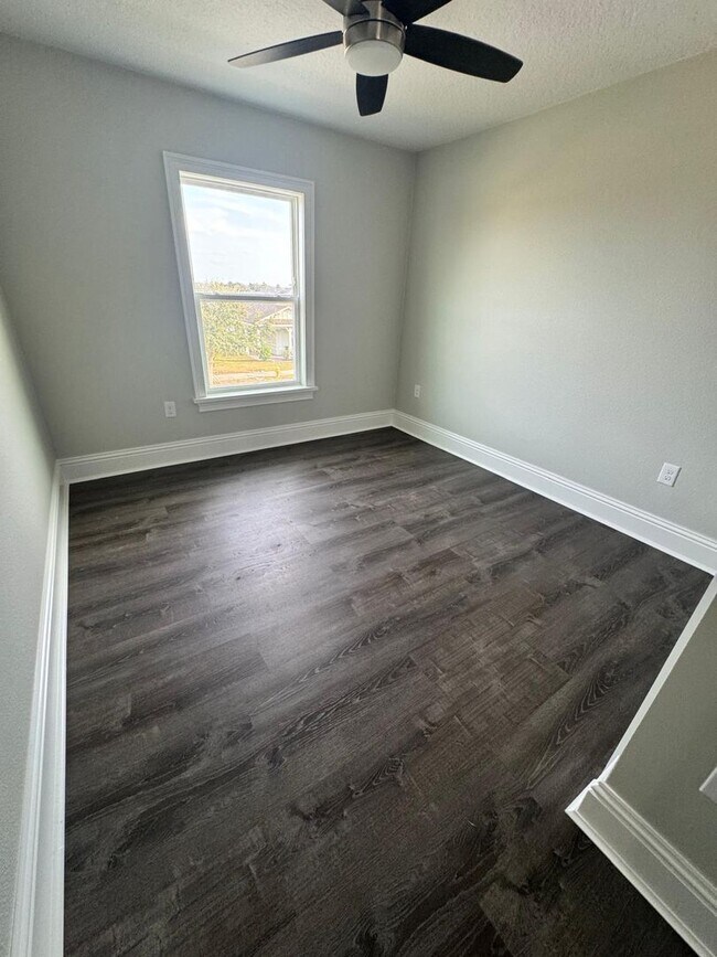 Building Photo - 5/3.5 Groveland Home