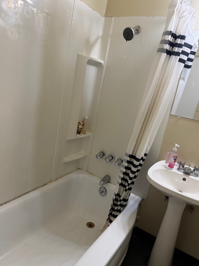 Building Photo - 119 Austin St