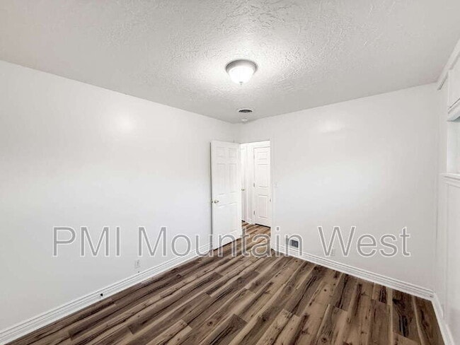 Building Photo - 373 E 150 N