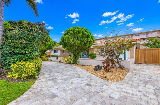 Building Photo - 1960 Coral Reef Dr