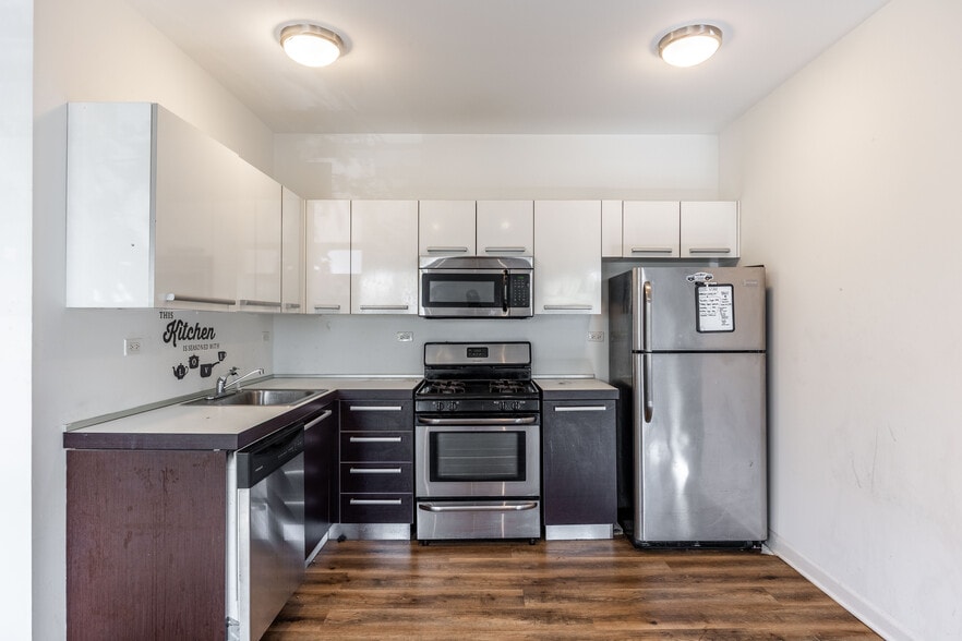 Building Photo - 1542 W Glenlake Ave