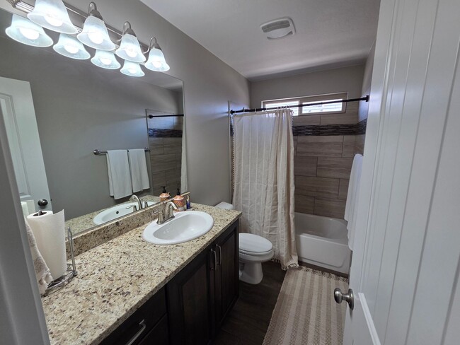 Building Photo - Stunning 3 bed home - like new