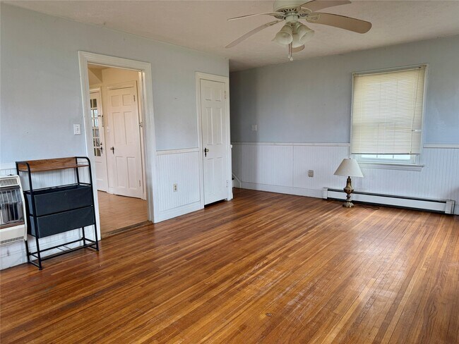 Building Photo - 8424 E Lake Rd